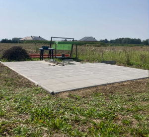 Układanie płyt pod garaż blaszany